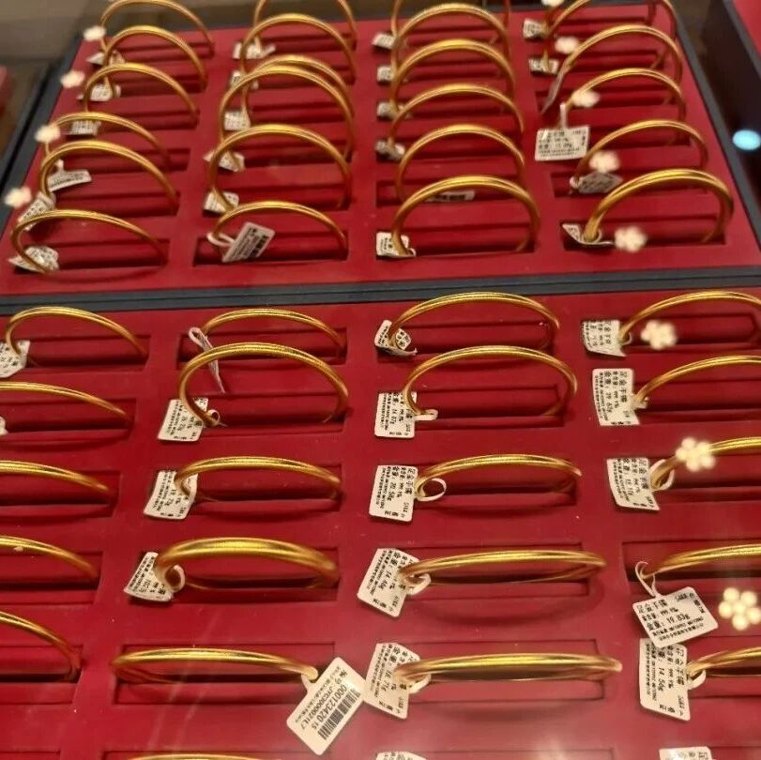 三大金店半年关店超千家，也有品牌赚钱赚到手软：金饰行业正从“卖金子”，变成“卖情绪价值”